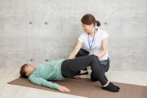 骨盤前傾の姿勢の方は、お尻、太ももの裏側をトレーニングすることで、腰痛予防になります。