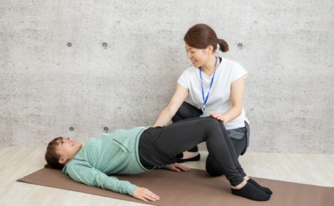 骨盤前傾の姿勢の方は、お尻、太ももの裏側をトレーニングすることで、腰痛予防になります。