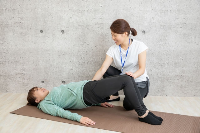 骨盤前傾の姿勢の方は、お尻、太ももの裏側をトレーニングすることで、腰痛予防になります。