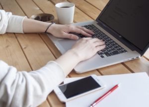 長時間のデスクワークは、腸腰筋を酷使するので、腰痛になりやすいです