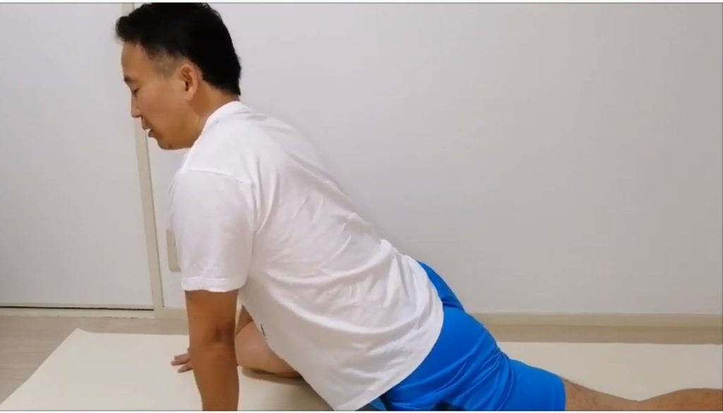 脚の付け根の筋肉、腸腰筋ストレッチを日々することで腰痛予防になります。