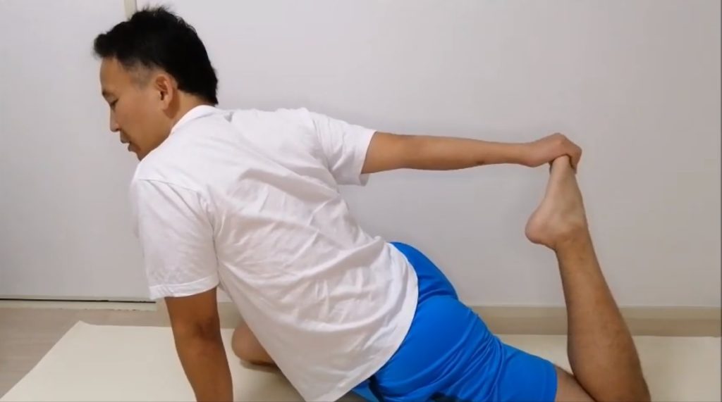 太もも表側が硬いことで、腰痛になりやすくなります。