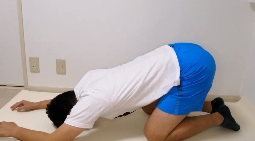 広背筋　背中のストレッチ　腰痛予防